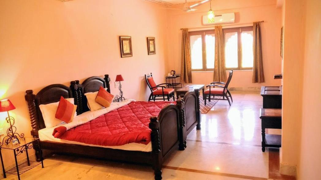 Umaid Palace - A Lakeside Heritage Palace Resort Near Jaipur Close To Bhangarh & Chand Baori Stepwell Abhaneri Dubbī Værelse billede