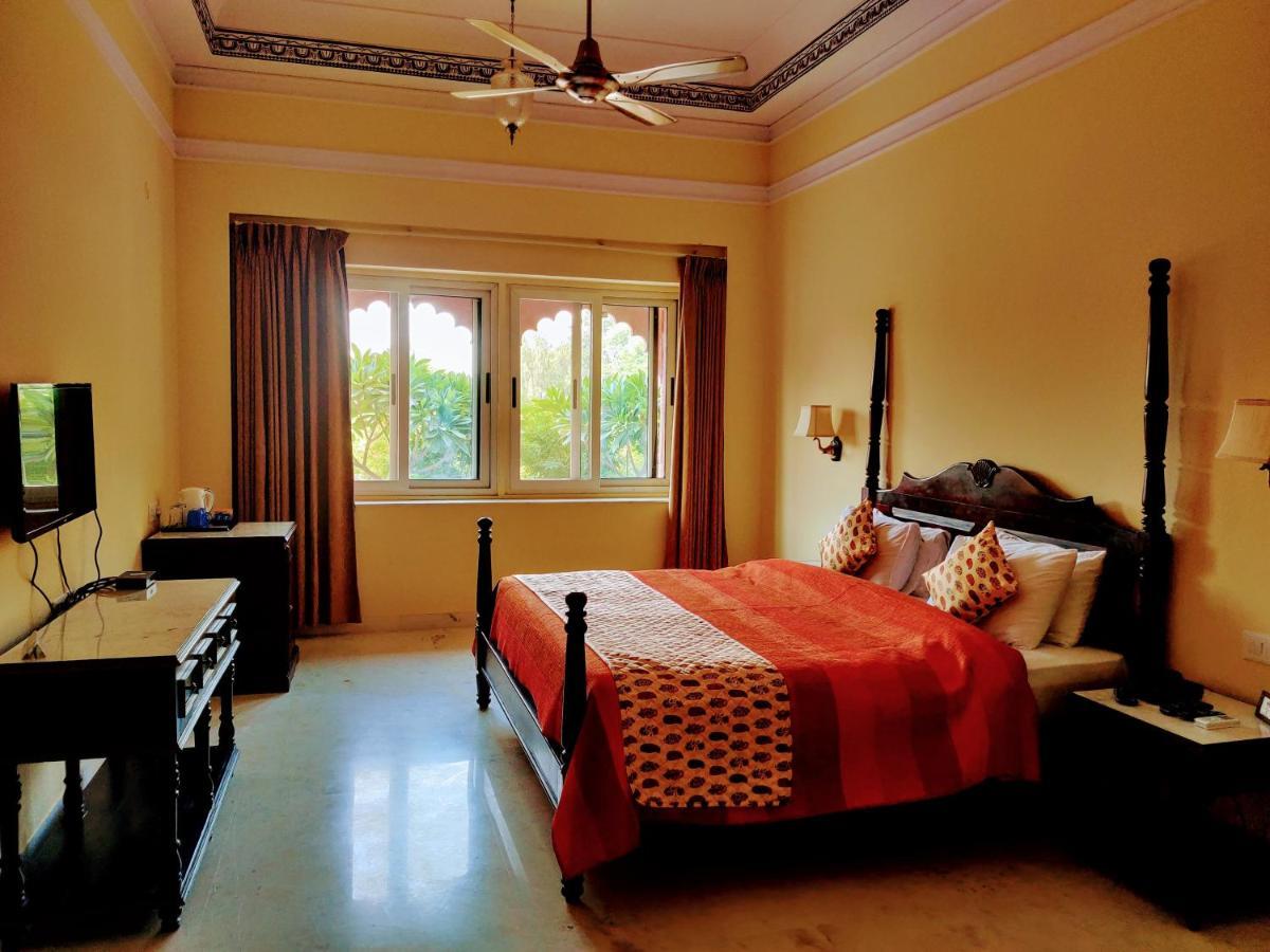 Umaid Palace - A Lakeside Heritage Palace Resort Near Jaipur Close To Bhangarh & Chand Baori Stepwell Abhaneri Dubbī Eksteriør billede