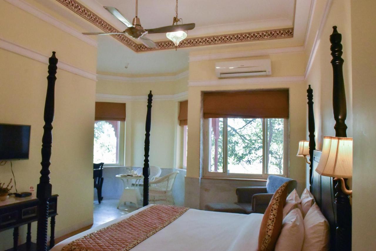Umaid Palace - A Lakeside Heritage Palace Resort Near Jaipur Close To Bhangarh & Chand Baori Stepwell Abhaneri Dubbī Eksteriør billede