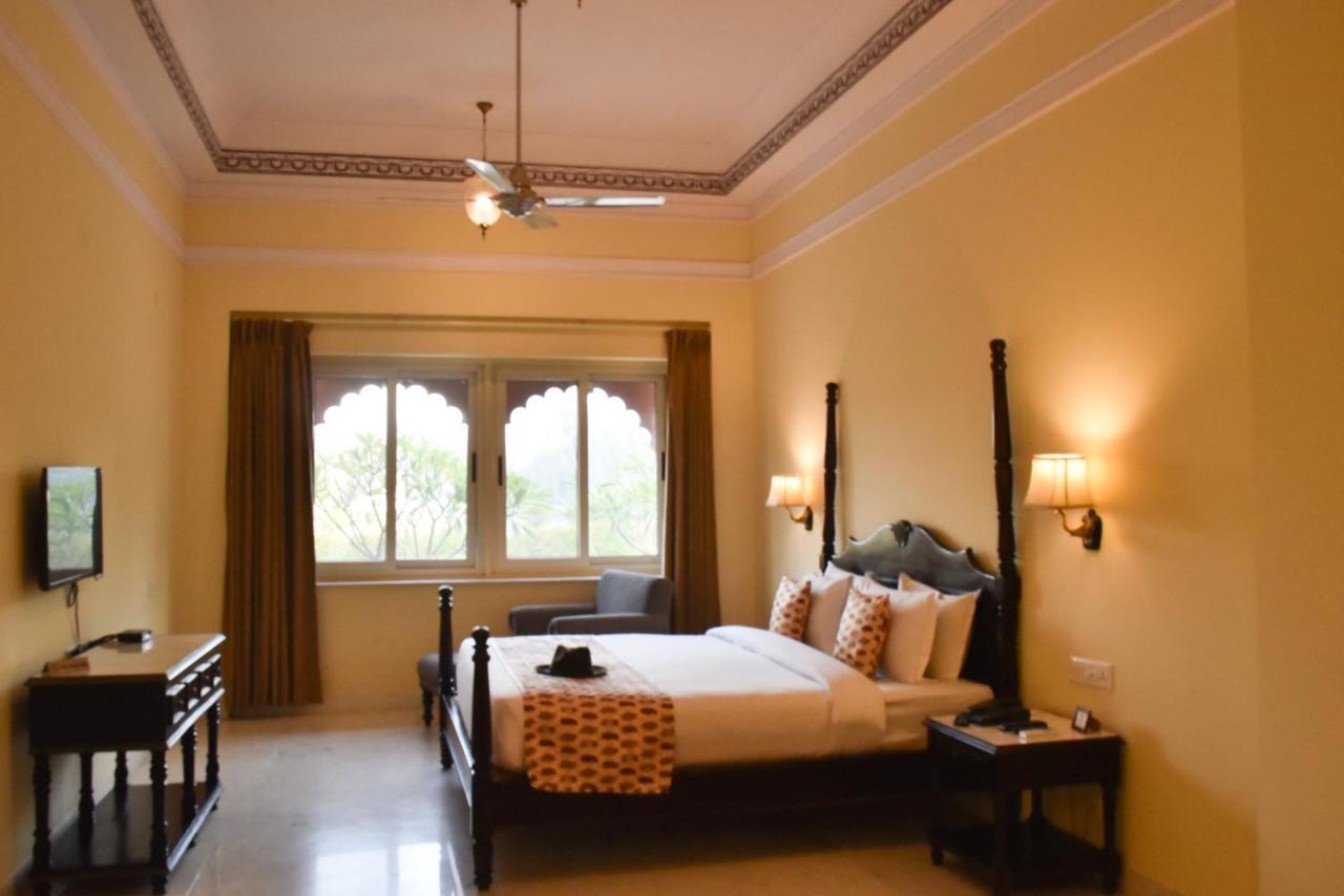 Umaid Palace - A Lakeside Heritage Palace Resort Near Jaipur Close To Bhangarh & Chand Baori Stepwell Abhaneri Dubbī Eksteriør billede