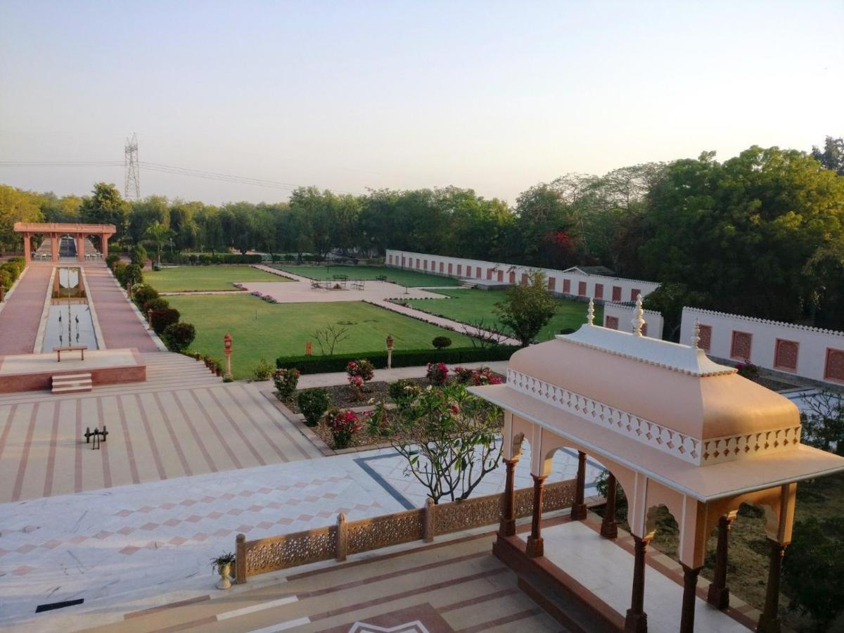 Umaid Palace - A Lakeside Heritage Palace Resort Near Jaipur Close To Bhangarh & Chand Baori Stepwell Abhaneri Dubbī Eksteriør billede