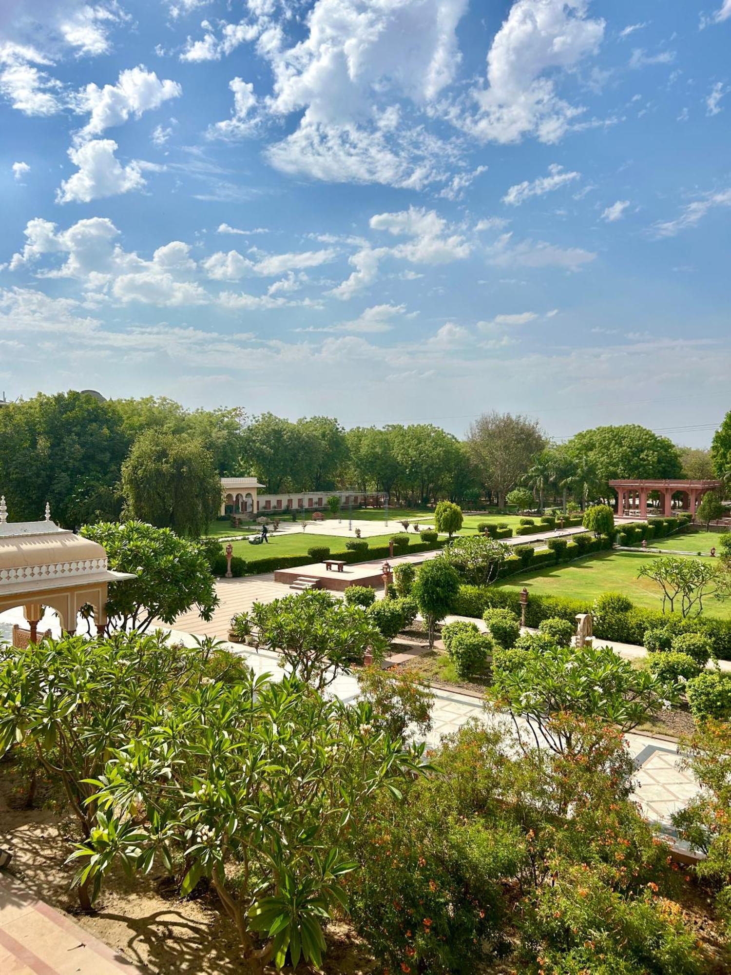 Umaid Palace - A Lakeside Heritage Palace Resort Near Jaipur Close To Bhangarh & Chand Baori Stepwell Abhaneri Dubbī Eksteriør billede