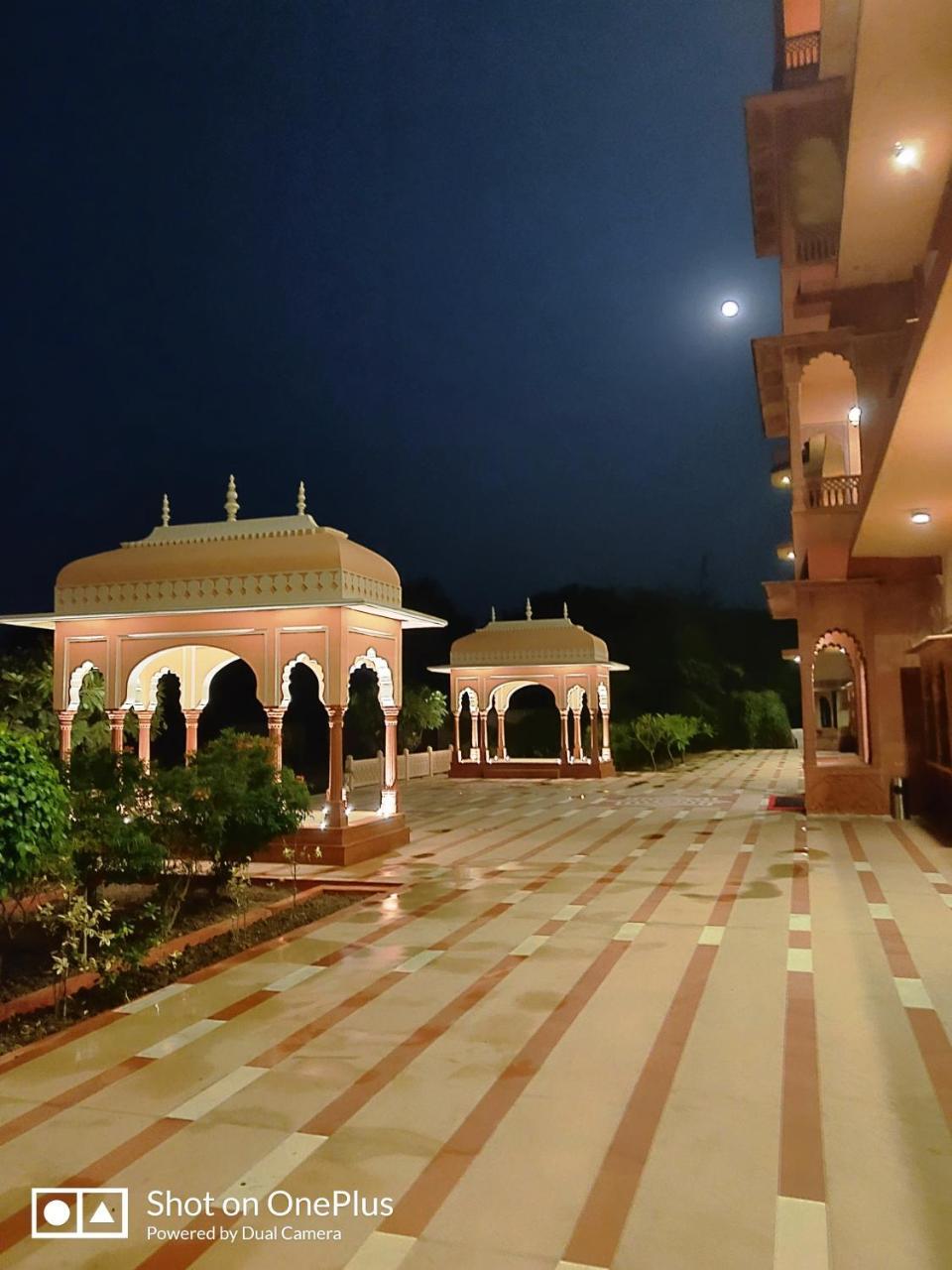 Umaid Palace - A Lakeside Heritage Palace Resort Near Jaipur Close To Bhangarh & Chand Baori Stepwell Abhaneri Dubbī Eksteriør billede