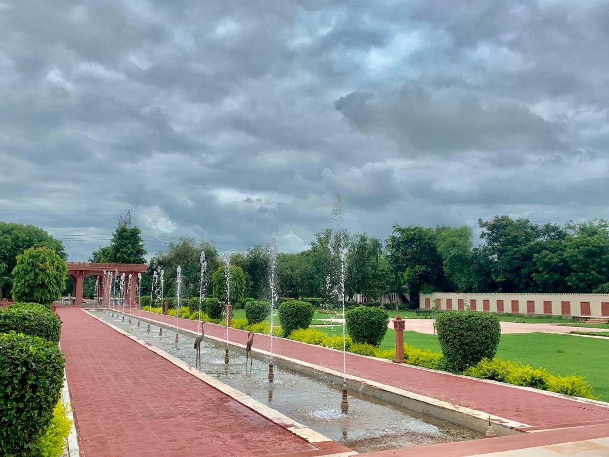 Umaid Palace - A Lakeside Heritage Palace Resort Near Jaipur Close To Bhangarh & Chand Baori Stepwell Abhaneri Dubbī Eksteriør billede